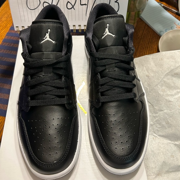 Nike Jordan 1 low black and white size 9.5 men’s (11 women’s) - Picture 2 of 2